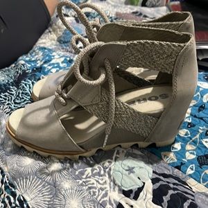 Sorel wedges grey and white size 8